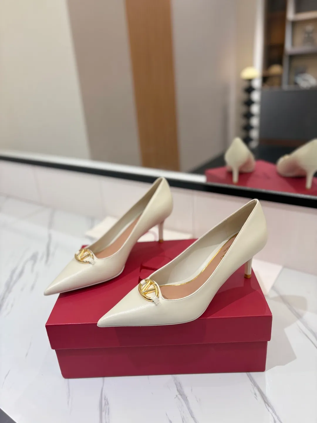 💕💕Factory direct selling price p520💕💕 VALENTINO’s hottest new high-heeled shoes, latest logo buckle, perfect combination with sexy pointed toe❤️‍🔥❤️‍🔥❤️‍🔥❤️‍🔥It is simply the pinnacle of summer fashion💖💖💖💖original replica Upper: patent leather, subleather Outsole: Italian leather outsole Heel height: 6.5cm Size: 35-39 (40 41 42 customized, non-refundable and non-exchangeable)